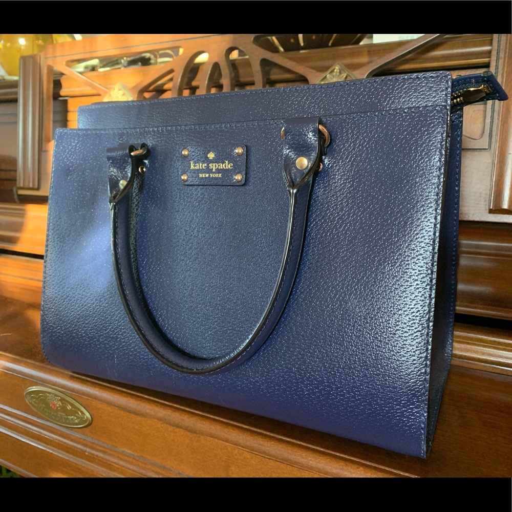 Elegant navy blue handbag in flawless condition.